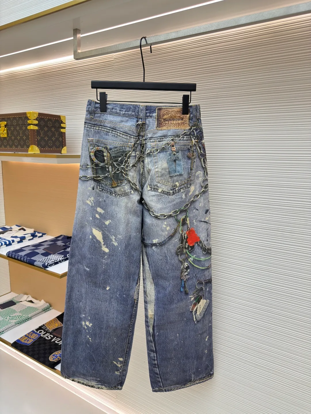 Acne Studios 3D printed denim trousers ●Authentic product: Purchased and developed by 5739 ●Item number: 1680158-A75 ●Material: denim ●Technology: Printing ●Version: fitted version ●Weight: 595 grams ●Size: 44-46-48-50-52 ●Description: Customized denim fabric is used, and a 3D cold transfer printing process is adopted to ensure that the denim fabric has the same texture and feel as traditional denim. 3D printing technology is used to restore the original color saturation and accurately control the thickness and texture of the denim fabric. An advanced 3D printer is used to print the denim fabric layer by layer until the entire component is completed. Each piece is separated efficiently and accurately through computer typesetting and laser cutting. After ironing, cutting, sewing and other processes, the components are assembled into a complete denim item, the same style for men and women!